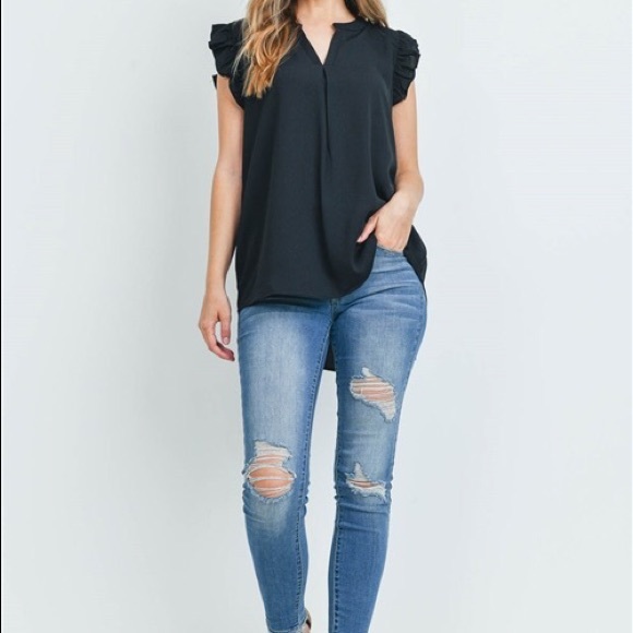 🖤𝘙𝘶𝘧𝘧𝘭𝘦 𝘉𝘭𝘰𝘶𝘴𝘦🖤NWT - Picture 2 of 4